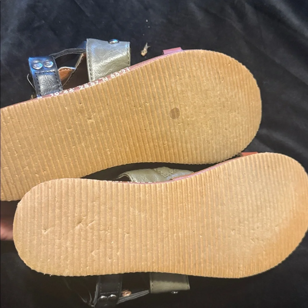 Sandals - Picture 7 of 7
